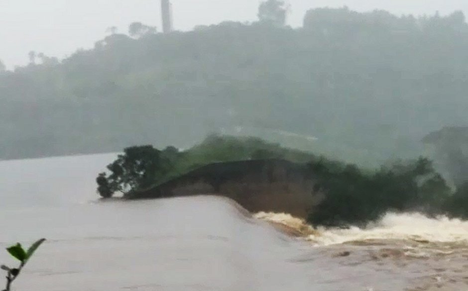 Barragem se rompeu na Bahia e água invadiu o povoado e a rodovia - Foto: Correio